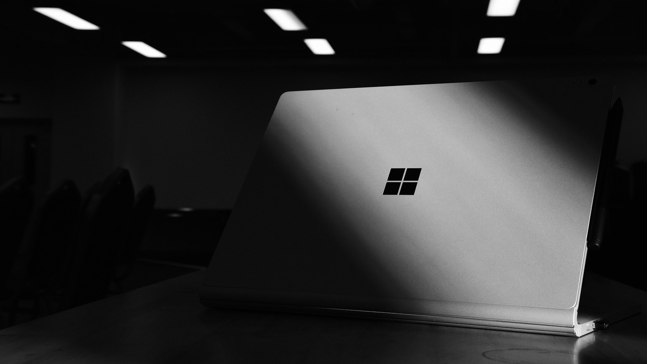 Microsoft раскритиковали за ноутбуки Surface с 8 ГБ памяти и высокой ценой Предполагается, что Microsoft представила проду...