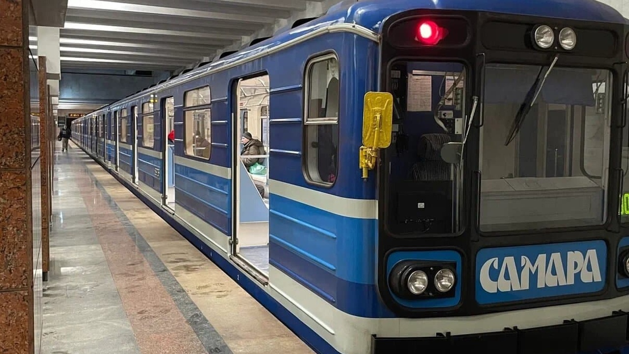 Метро Самары стало музеем войны: как выглядит поезд, посвящённый Победе В самарском метрополитене с 5 мая запущен темат...