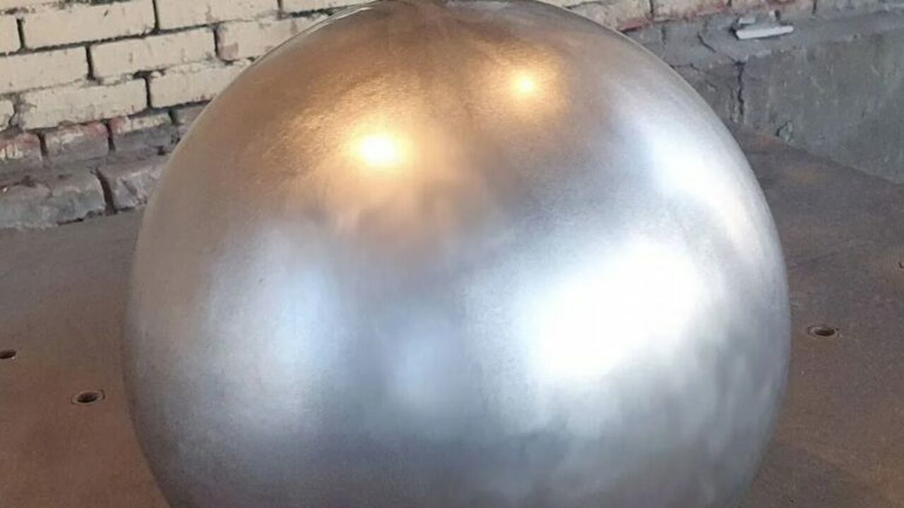 Он разместил объявление о продаже металлическог...