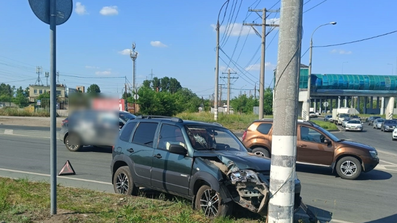 Все закончилось столбом: В Тольятти 4 ребенка встретили свою судьбу в машине В Тольятти пострадали 4 ребенка после столкнове...