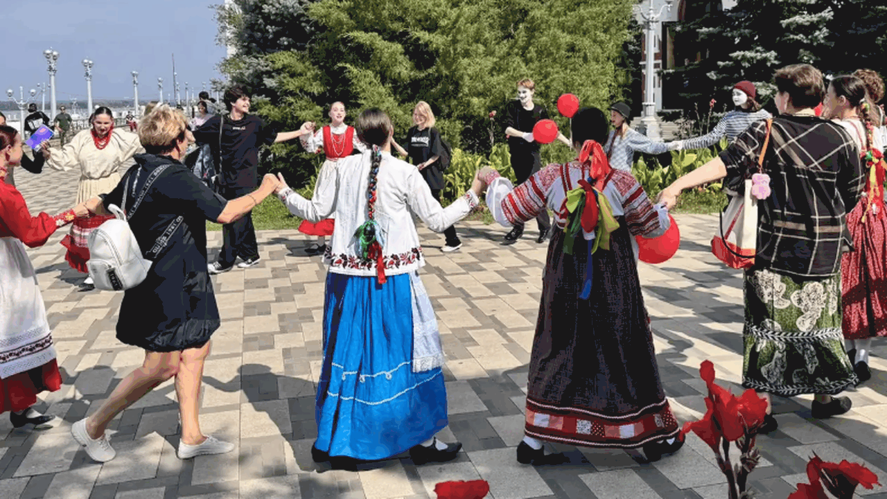 Волжский хоровод и лесковские герои: Самара приняла экспедицию ГИТИСФЕСТА Кульминацией дня стал вечерний показ в театраль...