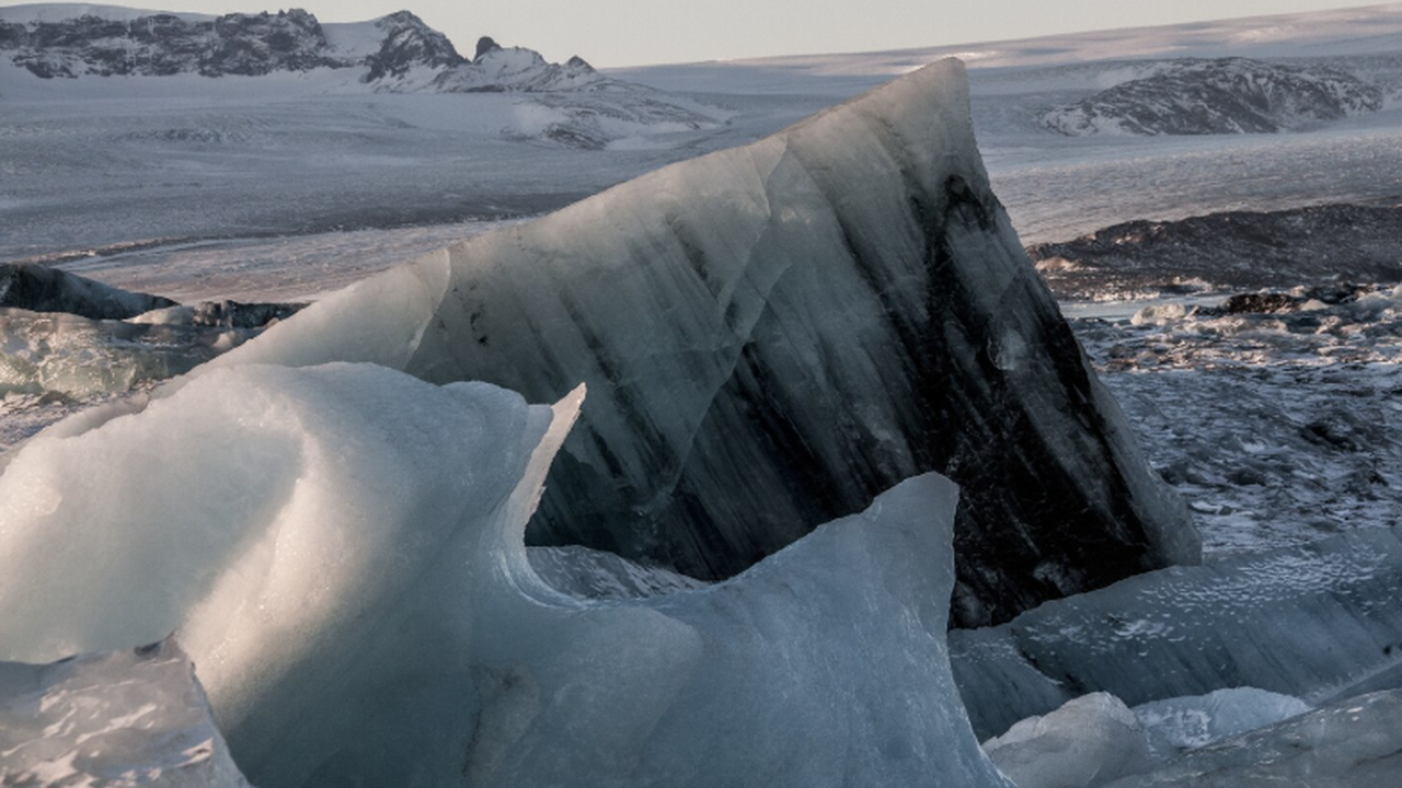 Стабильность антарктических ледников: 77% побережья остаются неизменными Анализ спутниковых данных показал, что 77% ледн...