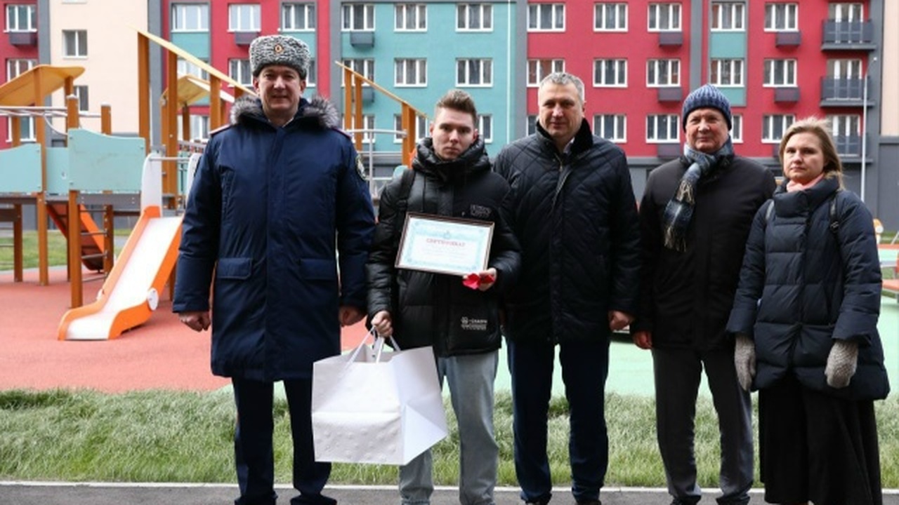 Ключи передали мэр Самары Иван Носков и глава С...