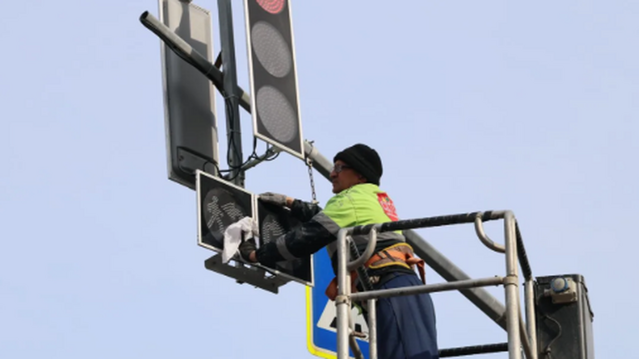В Самаре начали генеральную уборку города и подготовку к весеннему сезону Основные этапы уборки продолжатся в апреле во в...