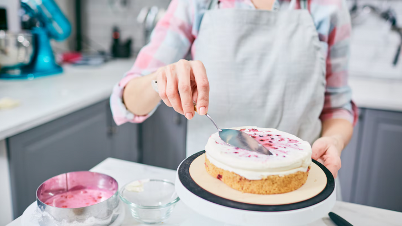 «Ягодка» угрожала москвичке после поста о торте: подано заявление в полицию 49‑летняя кондитер из Москвы стала жертвой онла...