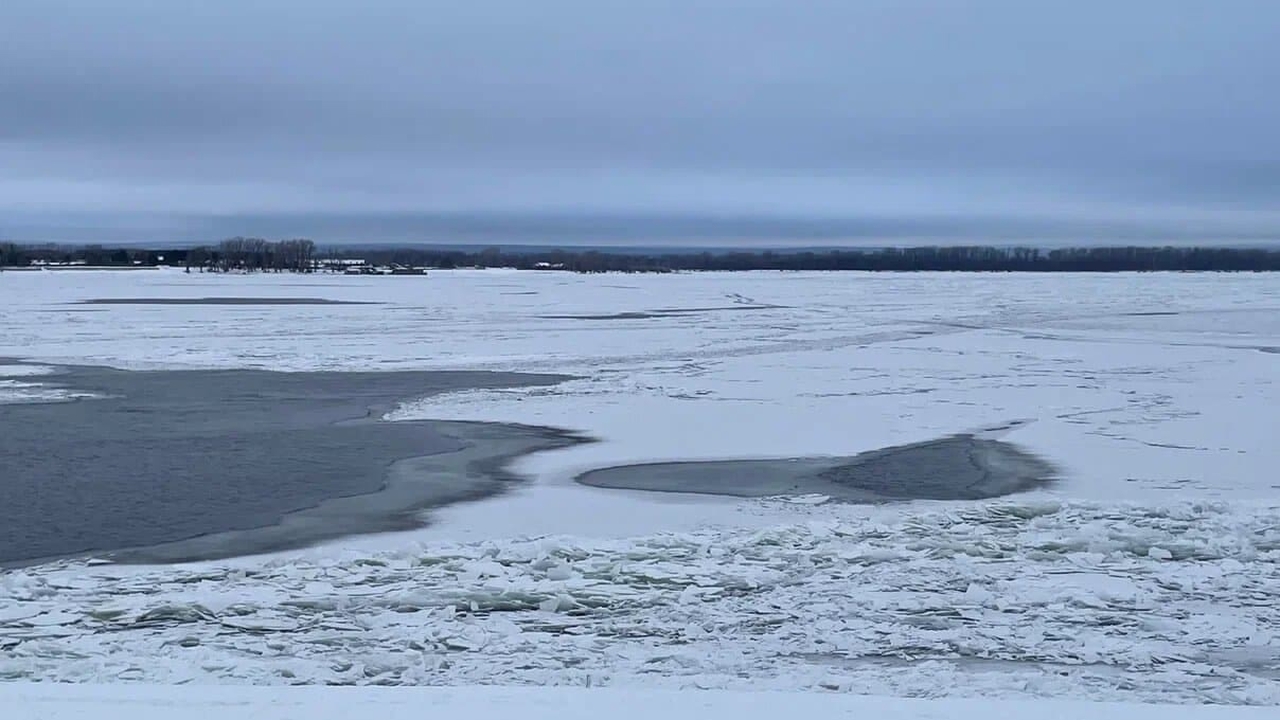 Пока еще лед на реках и озерах слишком рыхлый и...