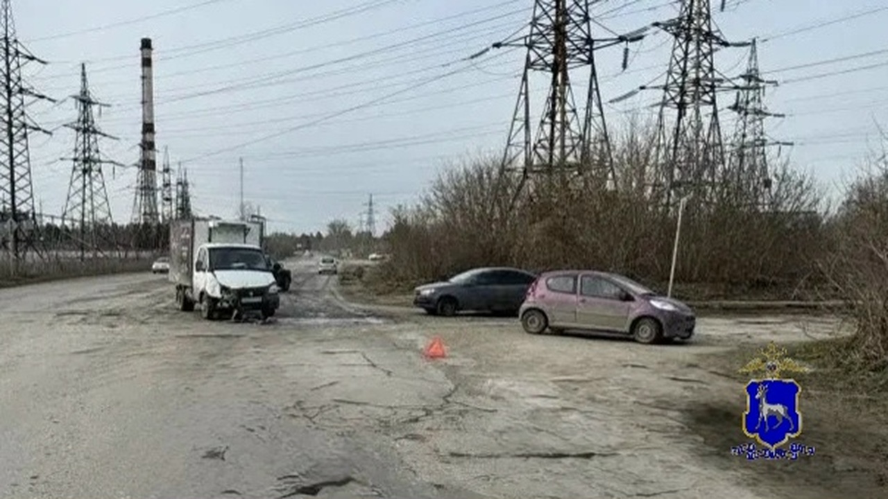 В Тольятти женщина на Peugeot устроила массовое ДТП на улице Базовой 43-летняя водитель Peugeot 107 при движении не ...