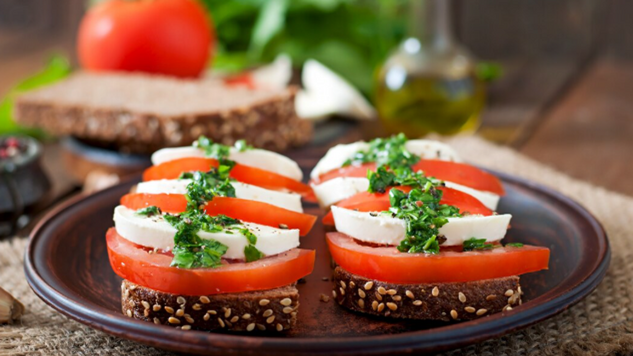 6 закусок на Новый год, которые готовятся заран...