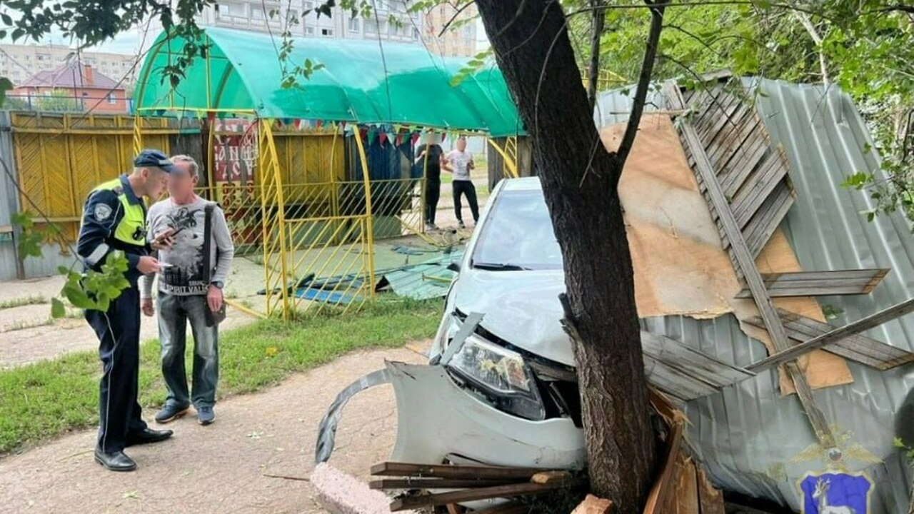 Водителю стало плохо: в Автозаводском районе Тольятти иномарка врезалась в ограждение Водитель почувствовал себя плохо за рулем, но м...