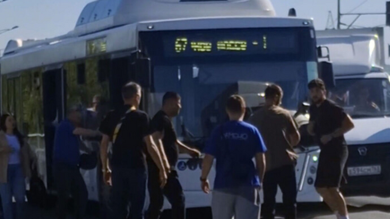 Кошмар вышел за пределы авто. Подробности жёсткого конфликта водителей в Самарской области В Самаре полиция расследуют драку водителей авт...