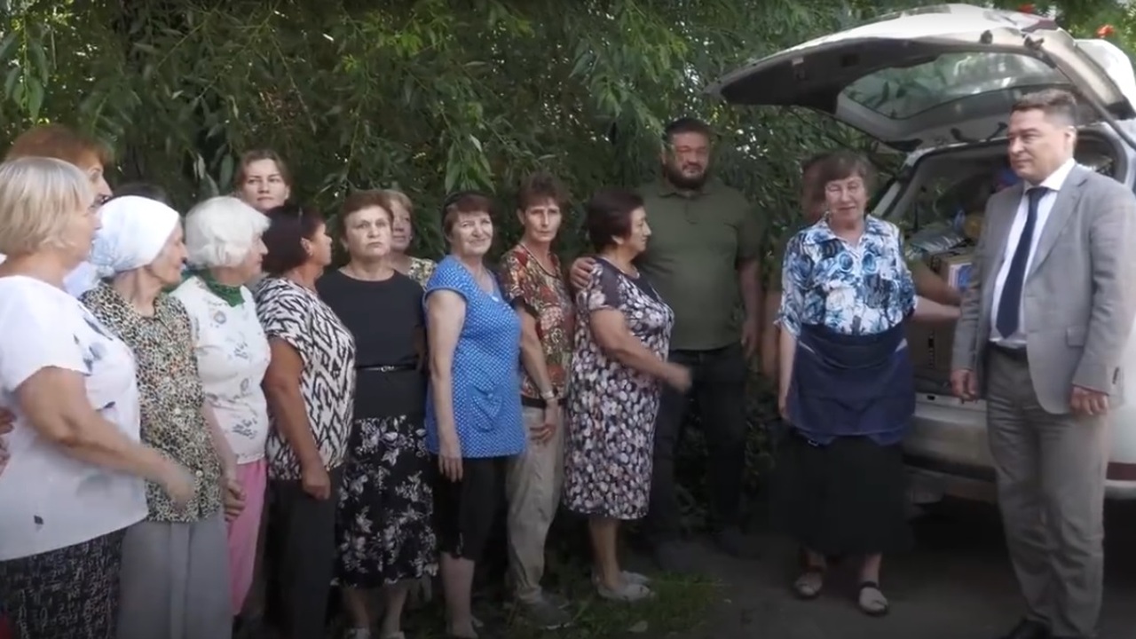 Добровольцы приступили к изготовлению камуфляжн...