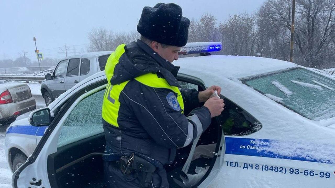 Сотрудник Госавтоинспекции на Обводном шоссе оказал первую помощь участнице ДТП Капитан полиции Ханмагомедов смог своевременно ...