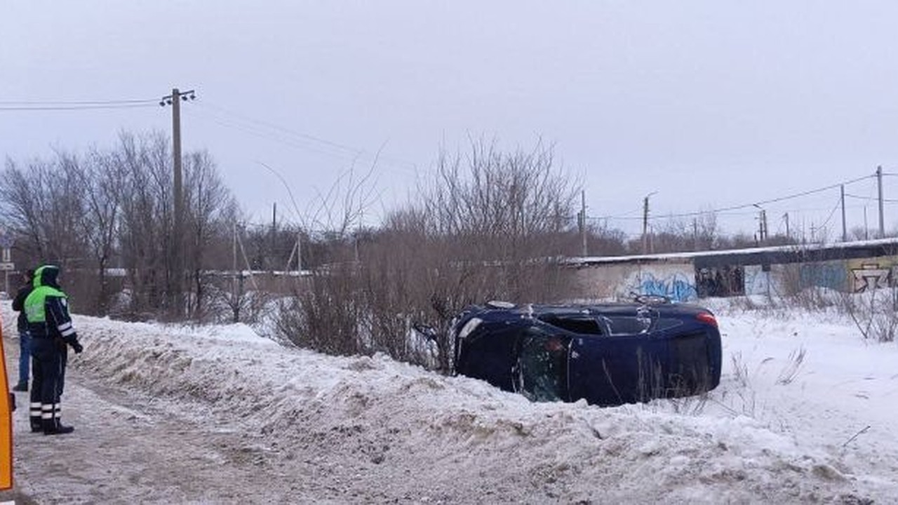 В 17:05 транспортное средство опрокинулось на п...
