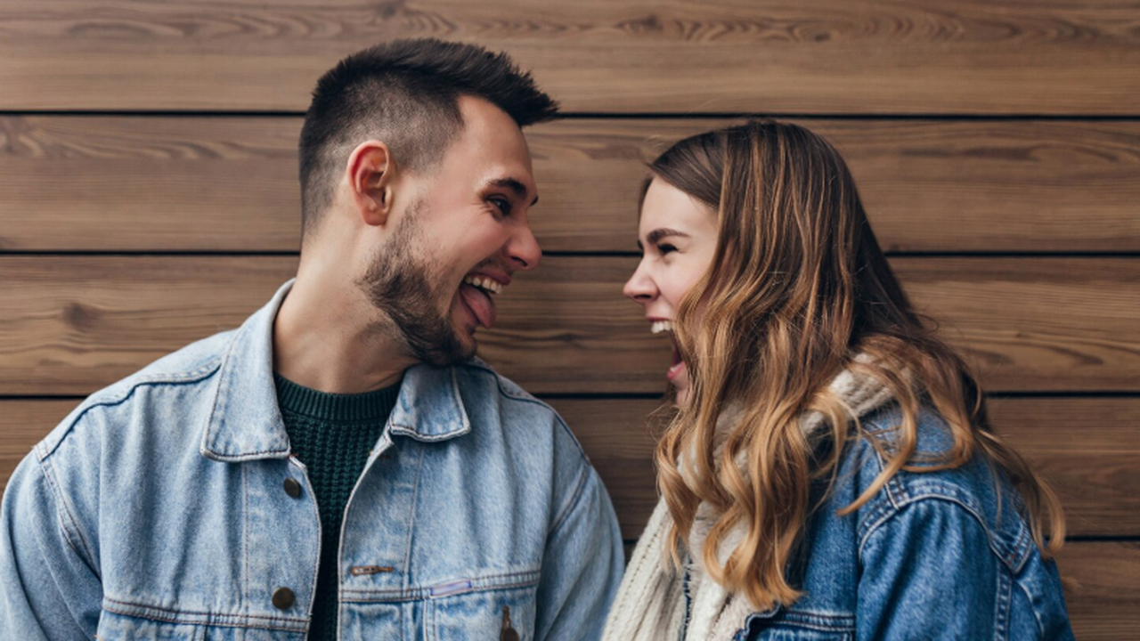 Пучков объяснил, что шутка и бодрость помогают при знакомстве с женщиной Блогер и переводчик Дмитрий Пучков (Гоблин) дал...