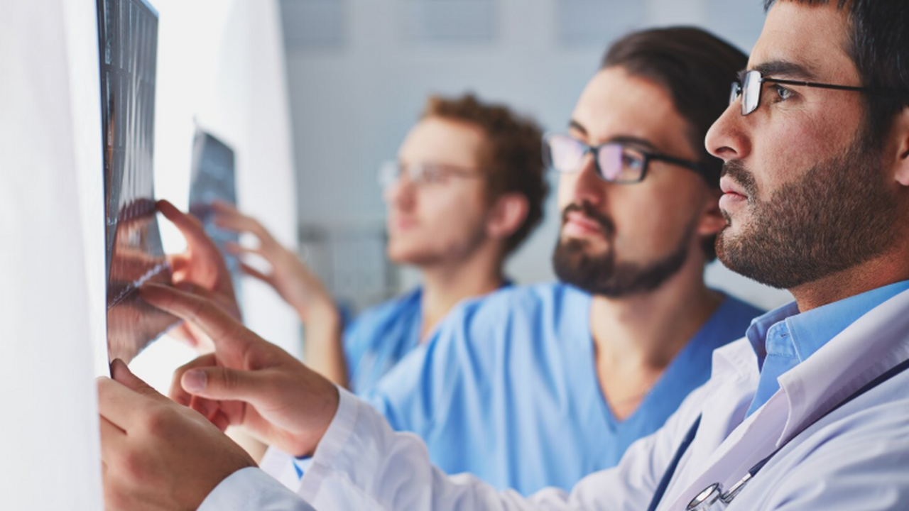 Три барана вместо экзаменов: закон о мигрантах‑медиках взбудоражил Россию Принятие Советом Федерации закона о частичном о...