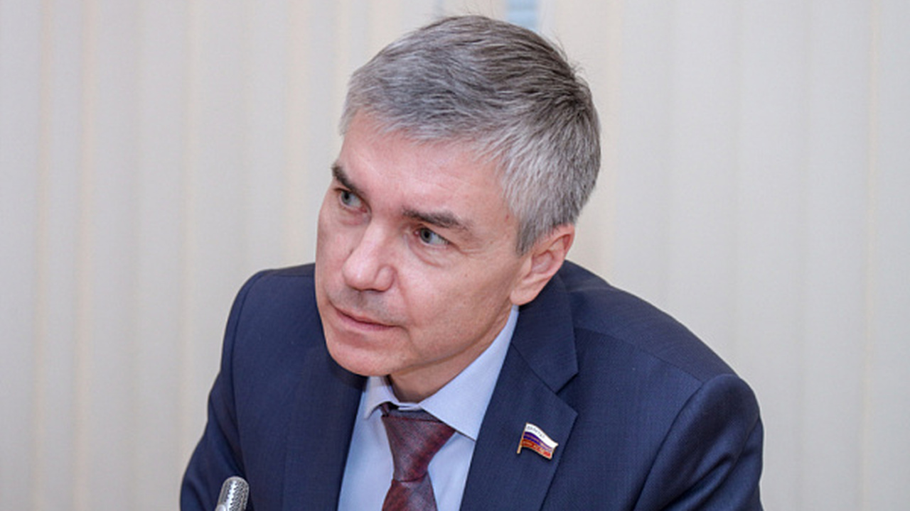 Депутата Тольятти Дорожкина хотели лишить партийных постов за «сильный паспорт» Но он сам подал заявление о выходе из партии по...