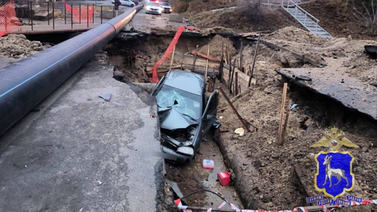 Lada Kalina свалилась в яму, где проводился ремонт