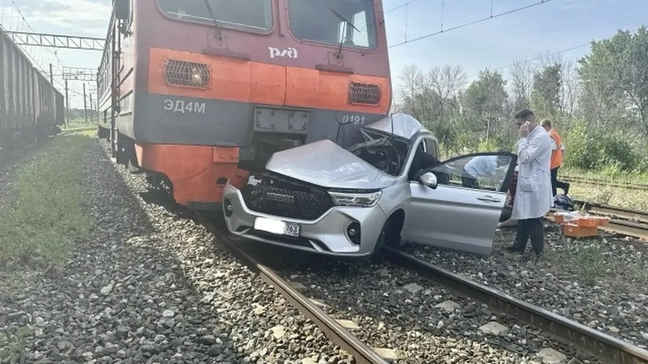 В Сызранском районе прокуратура выясняет причины ДТП с пригородным поездом В результате аварии водитель машины был травмир...