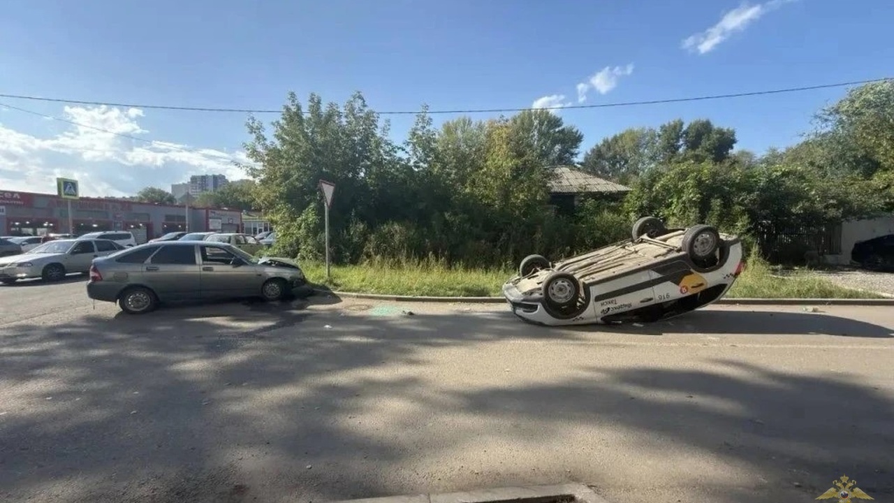 В Самаре "Гранта" опрокинулась после столкновения с "Приорой" В Самаре в результате ДТП перевернулась Lada Gr...
