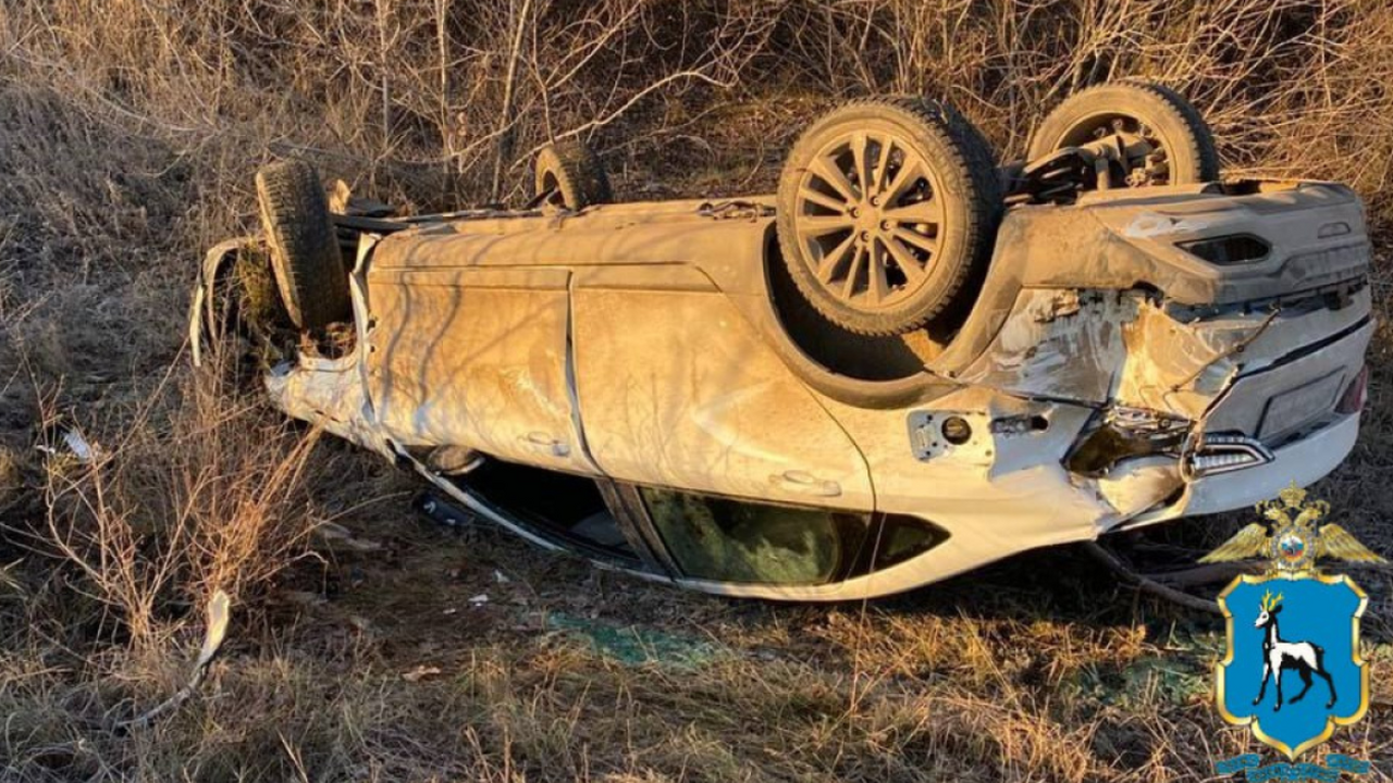 В Самаре Lada Vesta перевернула бетономешалку н...