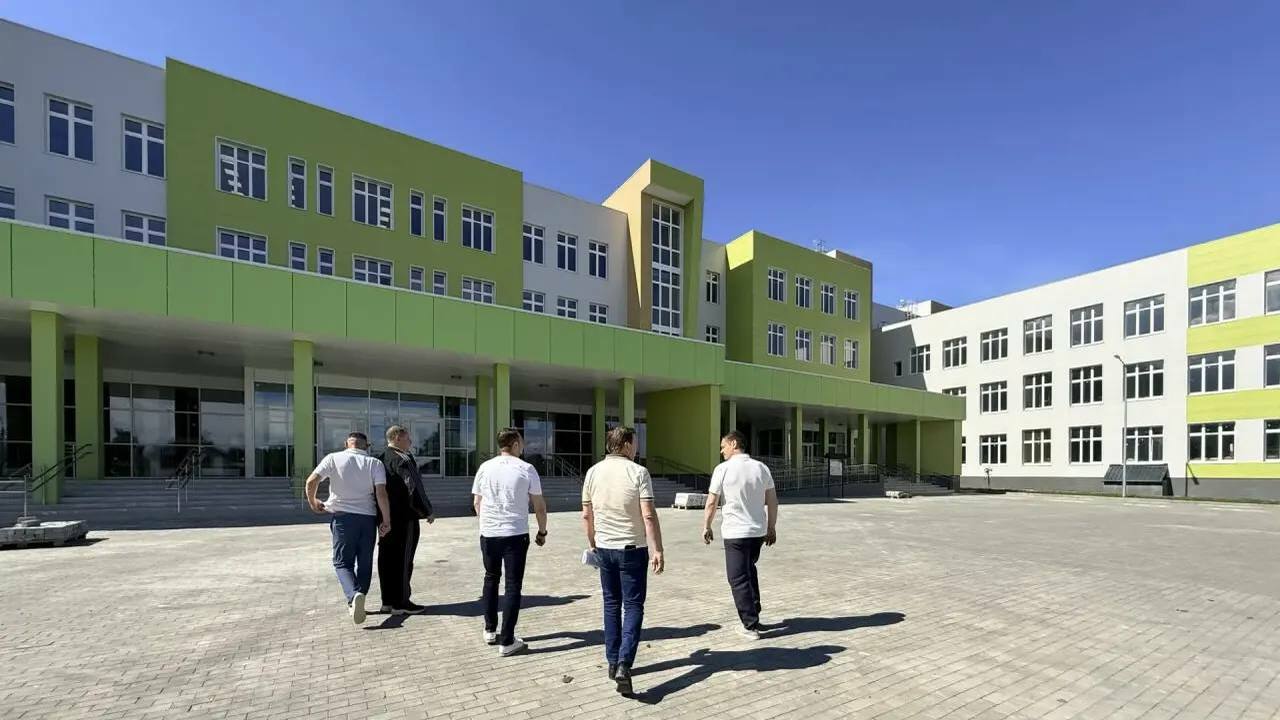 Стройку новой школы в Сызрани поручили ускорить к 1 сентября Ход строительства проверил глава Минстроя Алекс...