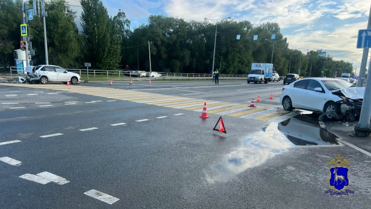 37-летний водитель Mazda3 на перекрестке на ули...