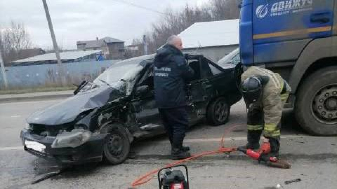 Смертельная авария произошла утром 10 ноября в поселке Воскресенка В столкновении Daewoo и МАЗа погиб водитель лег...