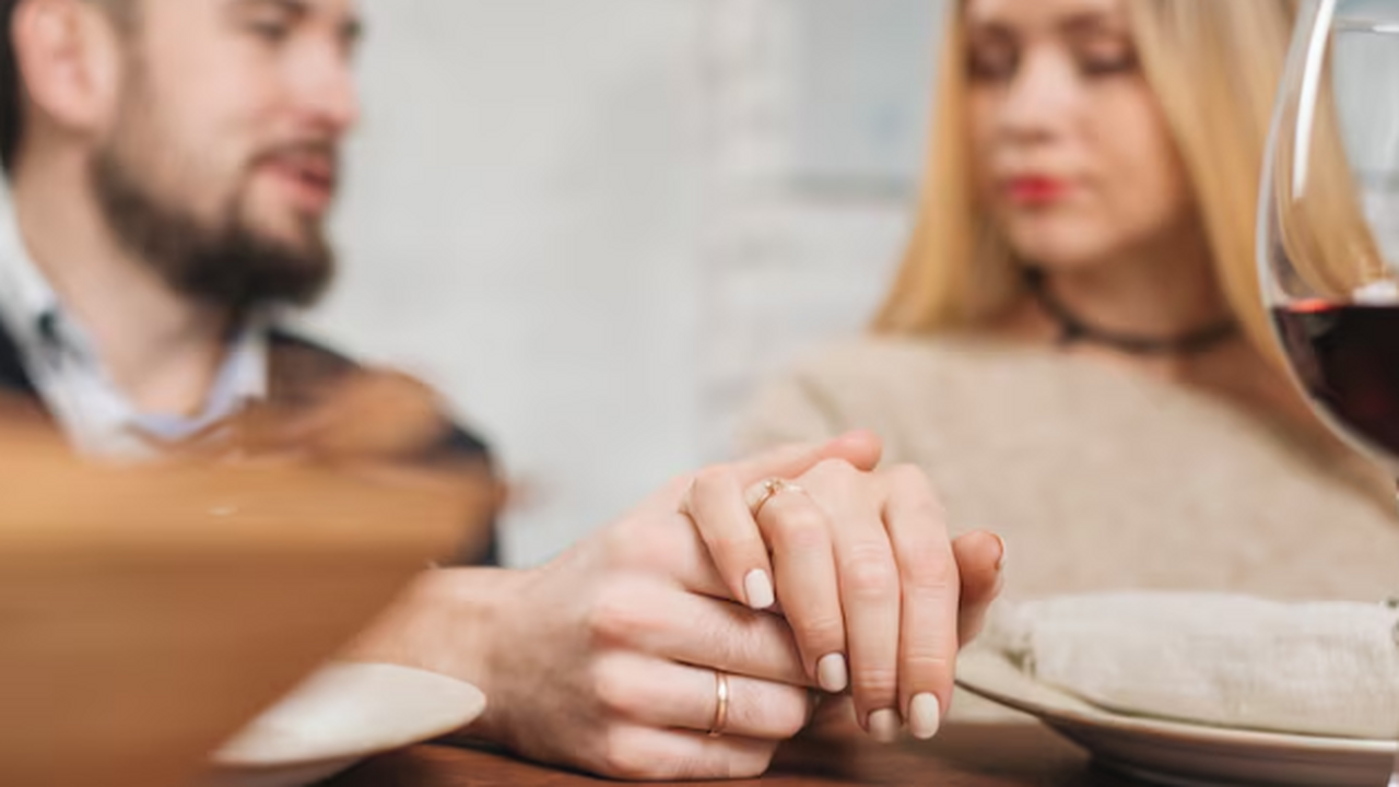 Один не явный признак, что близкий человек вас не любит: проверьте свои отношения сейчас — цитата Раневской С годами романтические иллюзии уступают место п...