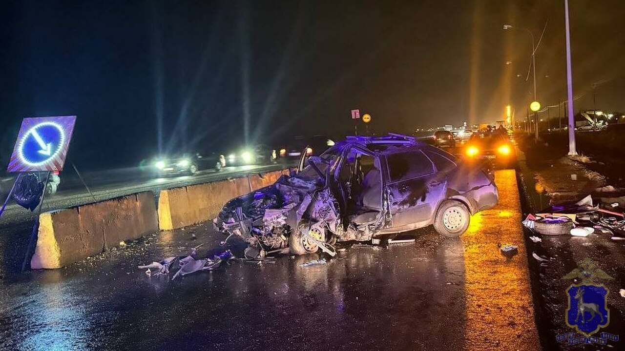 Lada Granta врезалась в бетонные ограждения, во...