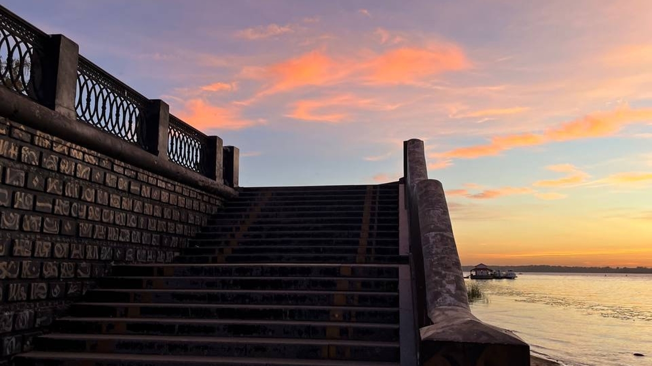 В Самаре набережную затопило из-за подъёма уровня воды в Волге Из-за паводка в Самаре вода затопила часть ново...