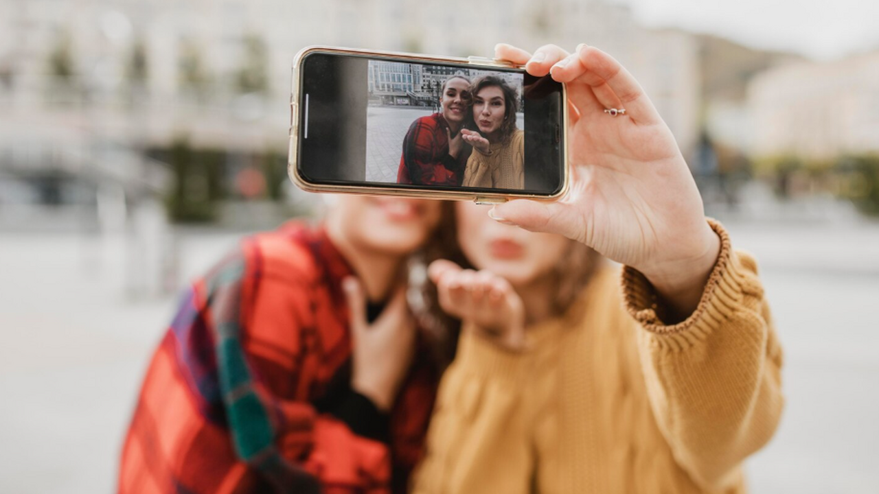 Google Photos научилась дорисовывать улыбки и открытые глаза на снимках Google обновила Photos, добавив ИИ‑возможности.
