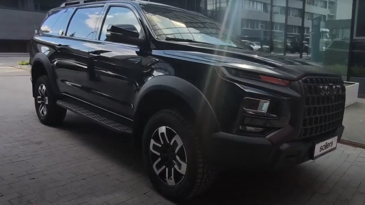 В основе модели лежит платформа пикапа ST9