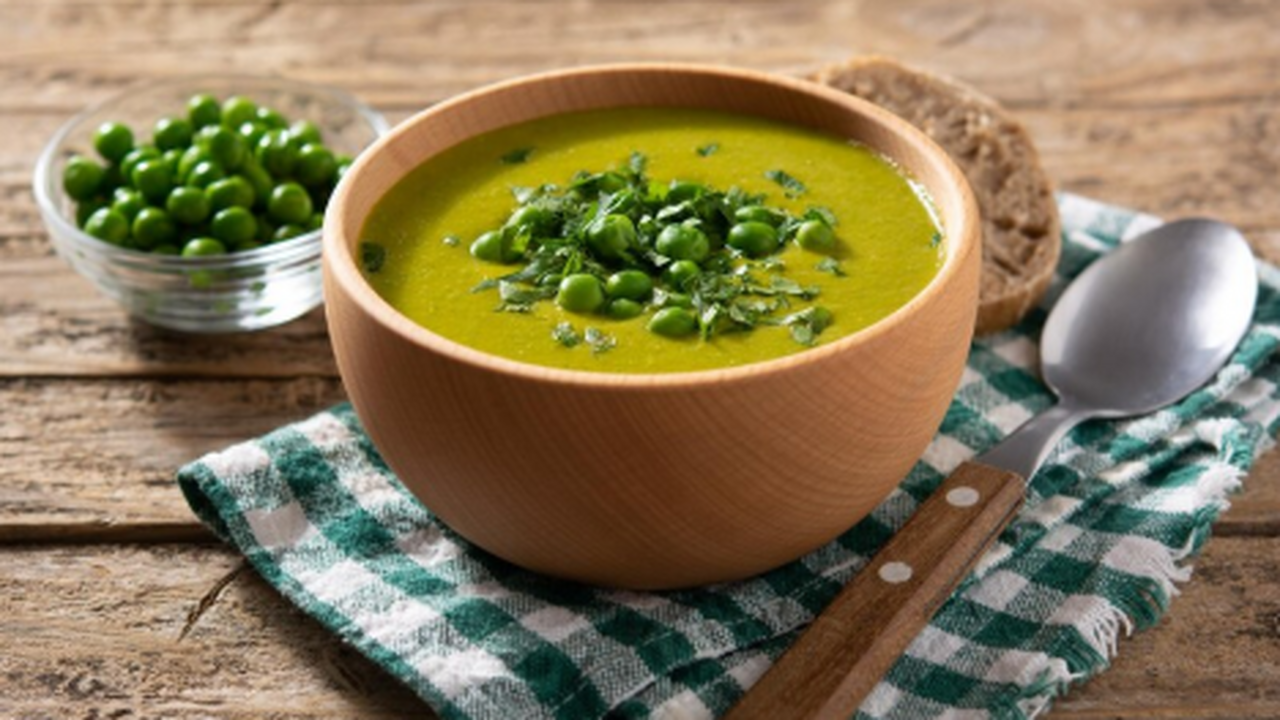 Для придания гороховому супу насыщенного вкуса повара используют особый ингредиент, который является секретом их мастерства Искусные кулинары раскрывают секрет насыщенного...