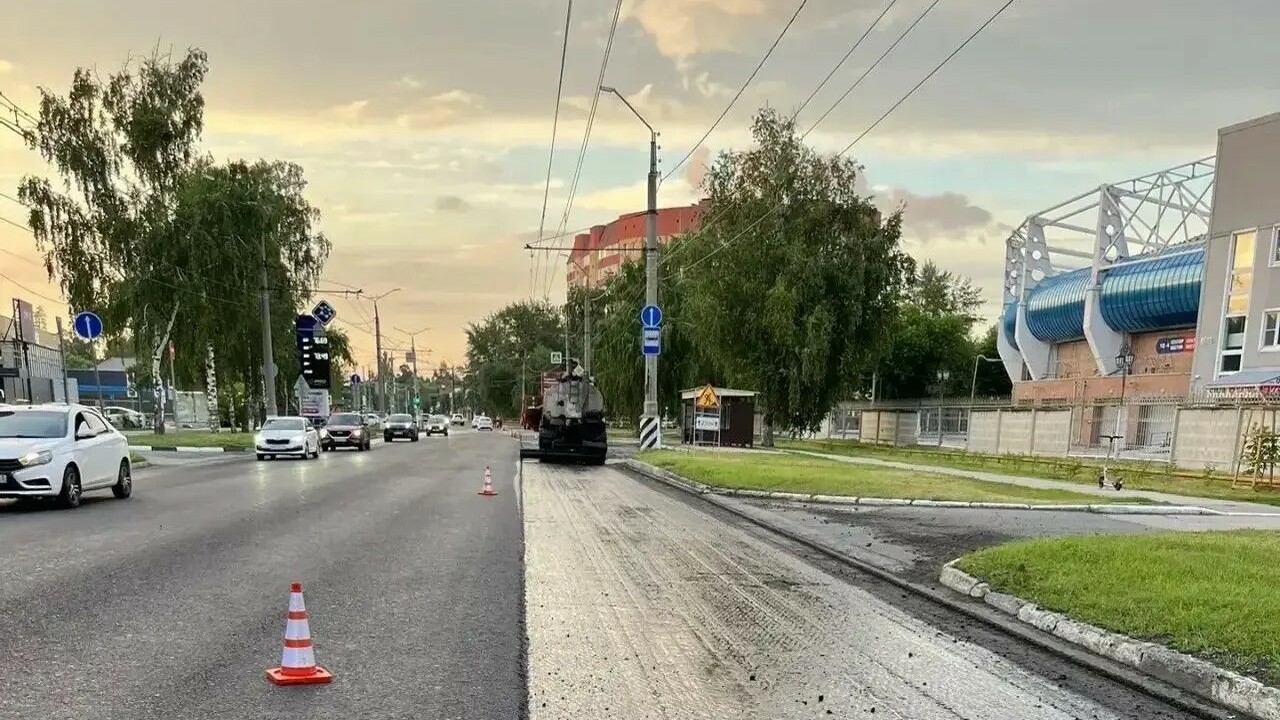 В Самарской области продолжают ремонтировать дороги к спортобъектам В Тольятти продолжается ремонт улицы Родины, ве...