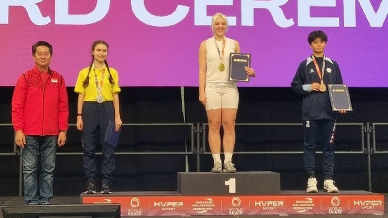 Самарчанка Анна Кукушкина выиграла золото ЧМ по роллер-спорту в Сингапуре Она стала первой в дисциплине "слайды"