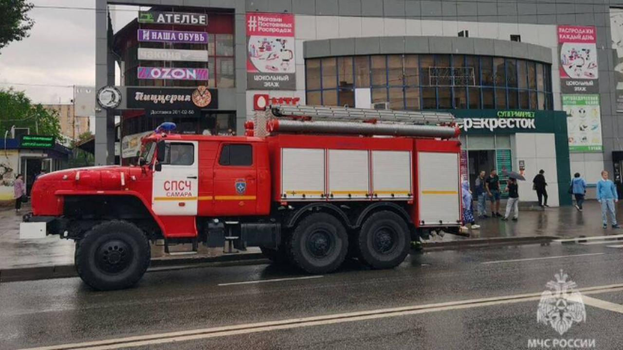 Вместо воздуха остался лишь черный дым. В Самарской области ТЦ захватила огненная вспышка В Самаре 20 июня загорелся товар в ТЦ на улице ...