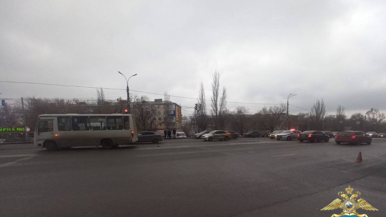 В Самаре на Аэродромной под колесами автобуса п...