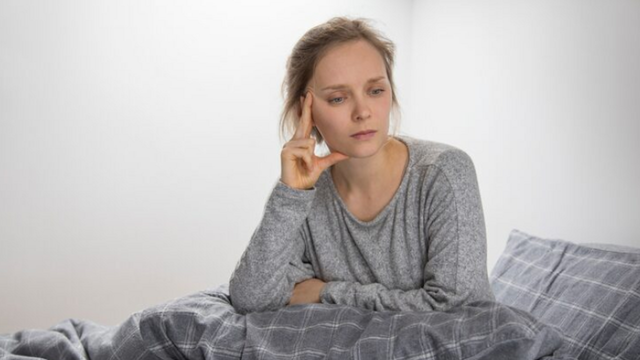 При хроническом недосыпе мозг запускает процесс...