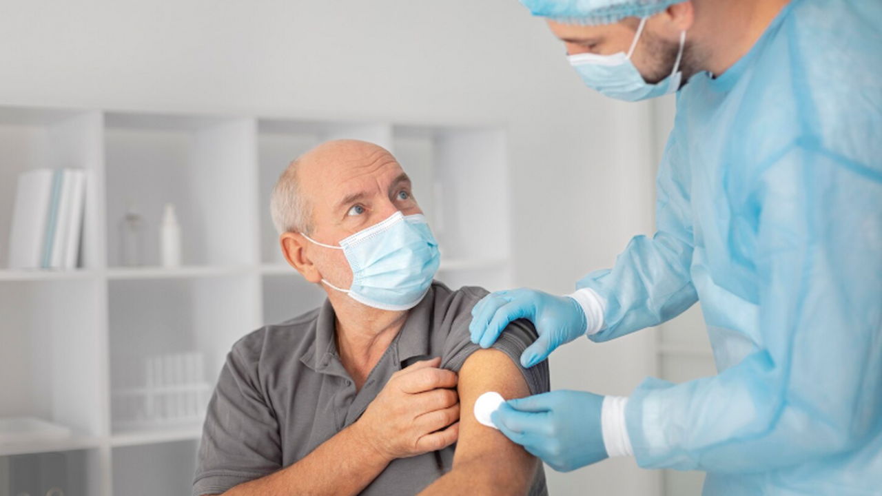 Daily Mail: Вакцинация от гриппа может снижать риск развития деменции По данным Daily Mail, исследование 200 тыс. пож...