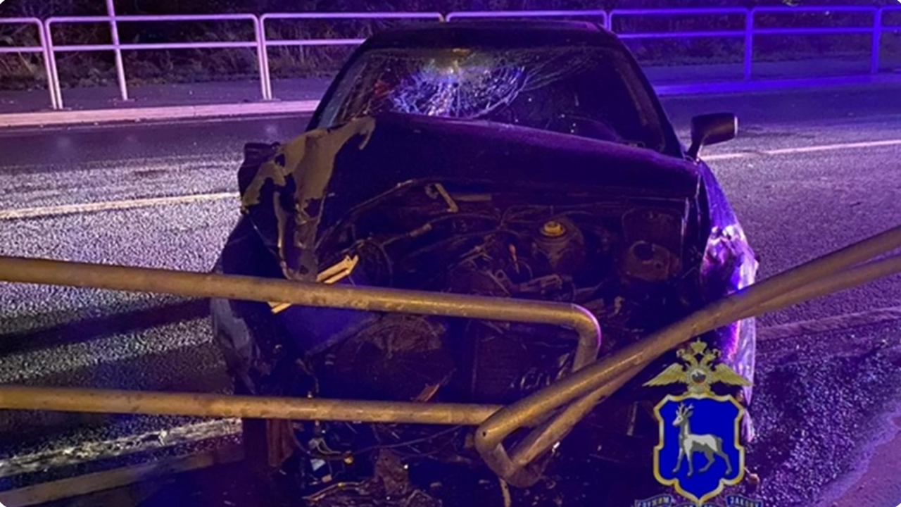 17 октября в Самаре 27-летняя девушка на Audi 80 врезалась в опору и ограждение 17 октября 2025 года в 22:15, в Куйбышевском ра...