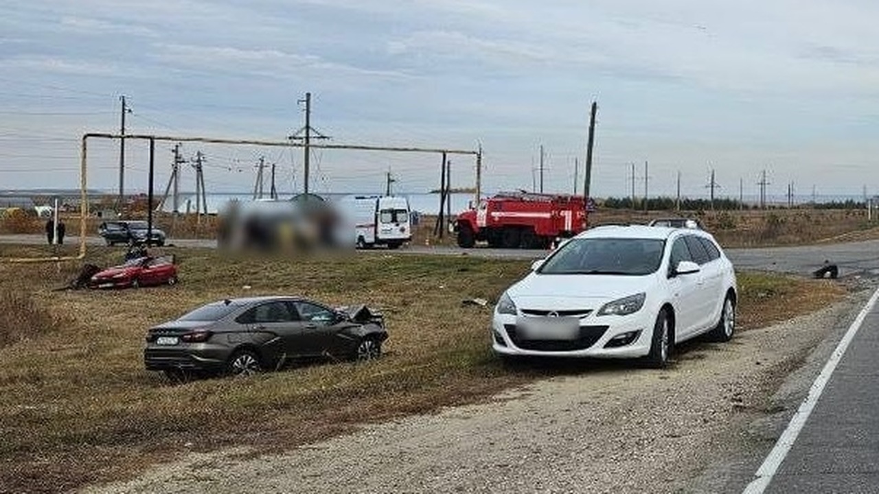 На равнозначном перекрестке в Шигонском районе столкнулись два авто, один человек погиб Произошло столкновение Lada Vesta и Peugeot 206