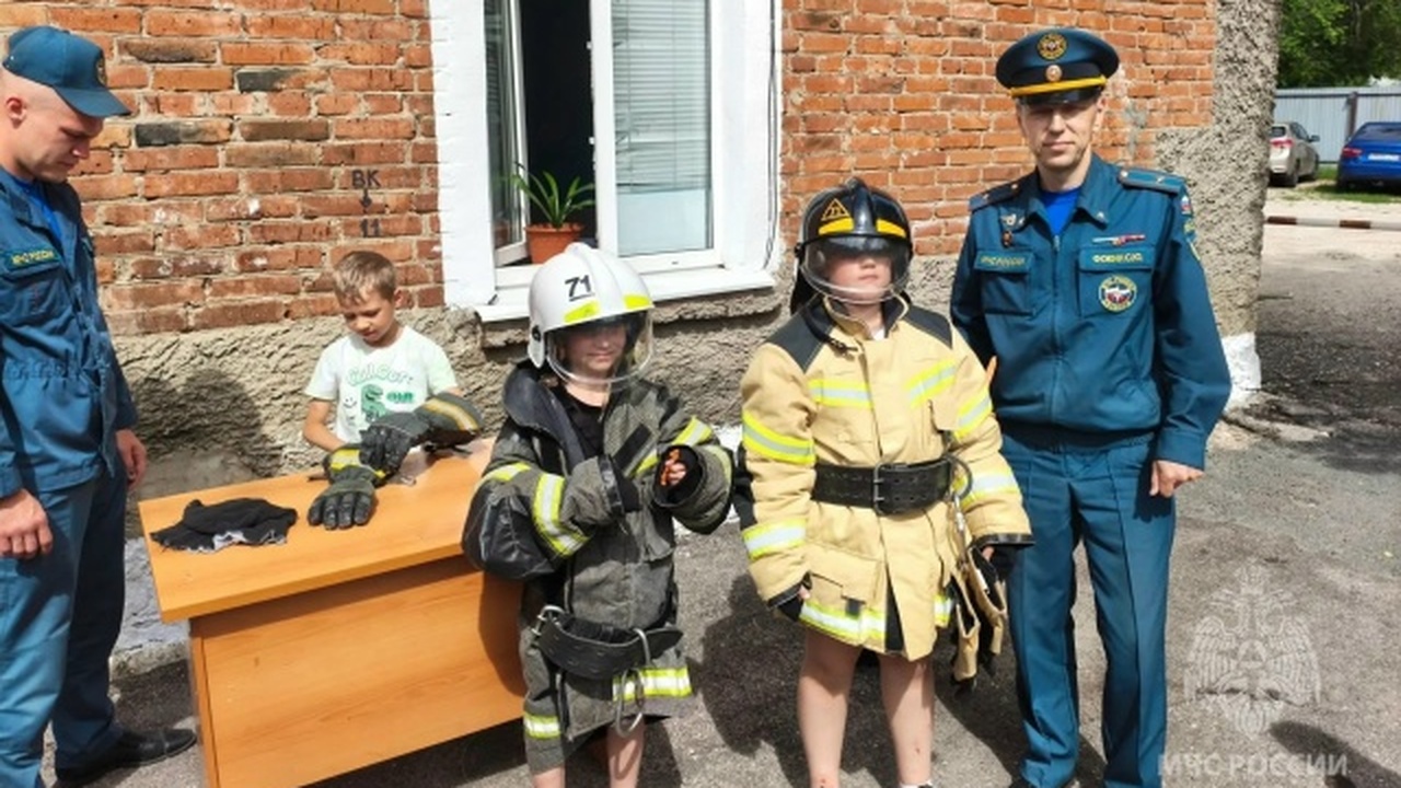 Сотрудники 71-й пожарной части приняли юных гостей из Прибрежного Под руководством сотрудников МЧС дети также при...