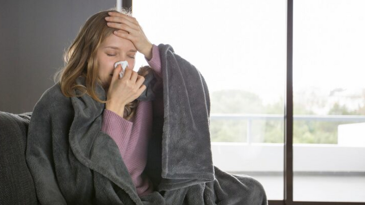 Вместе с «гонконгским» гриппом в России увеличиваются случаи COVID‑19 Роспотребнадзор сообщает, что одновременно с ро...