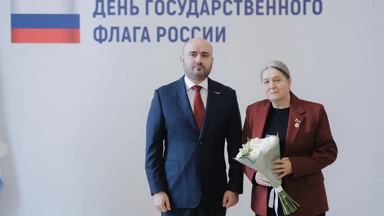 Губернатор Вячеслав Федорищев вручил государственные награды жителям Самарской области накануне Дня флага России В пятницу, 21 августа, губернатор Вячеслав Федо...