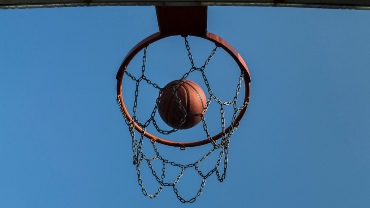 Егор Амосов набрал 25 очков, сделал 13 подборов...