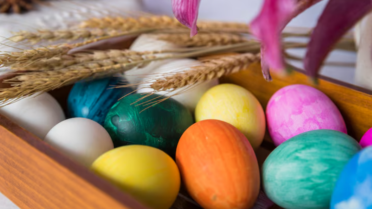 Священник объяснил, какими цветами не стоит красить пасхальные яйца Священнослужитель объяснил, какие цвета лучше н...
