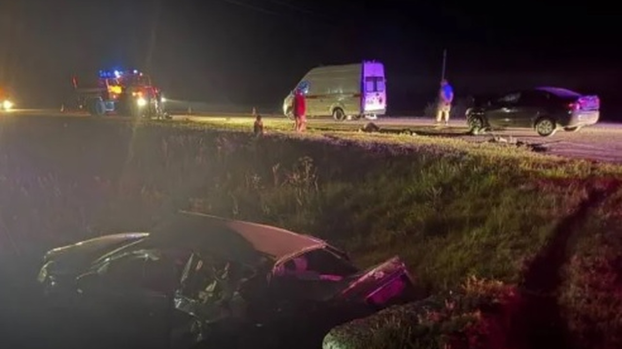 Kia врезался в стоявший на обочине Chevrolet, х...