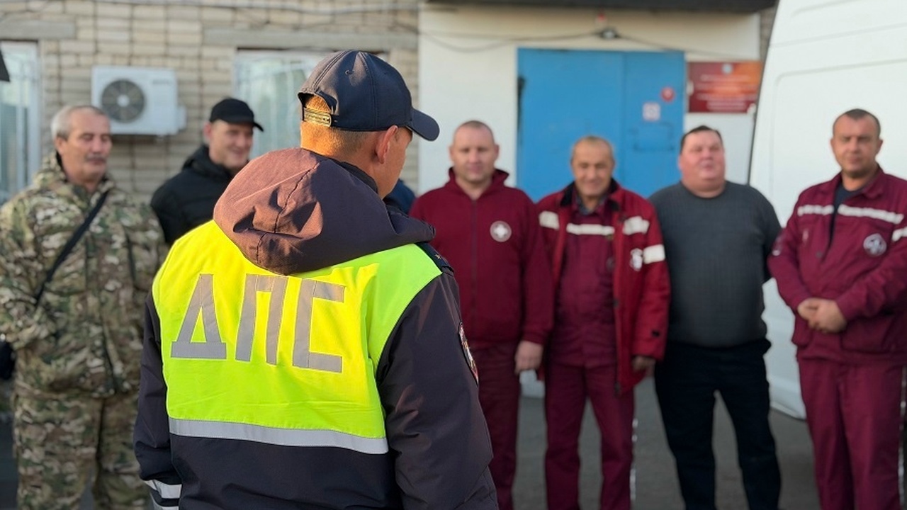 Полицейские обсудили с водителями взаимодействи...