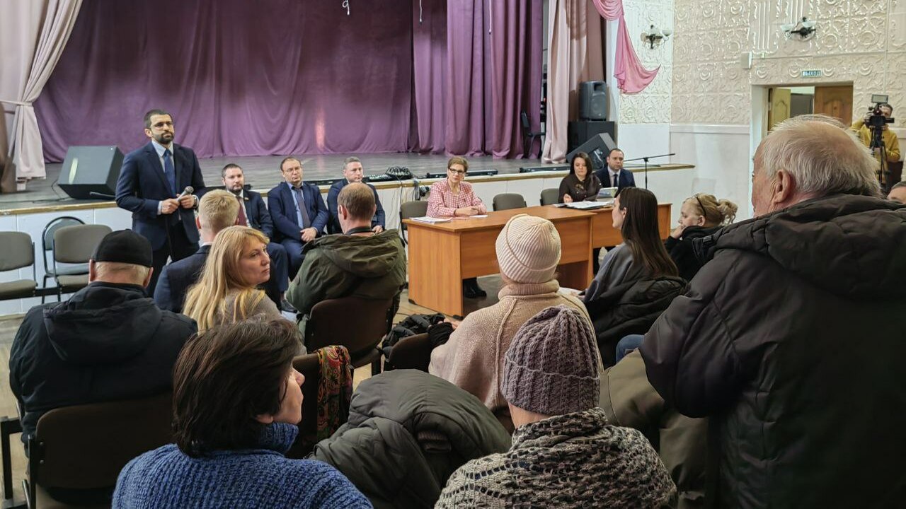 С жителями Ягодного встречу провел врио главы М...