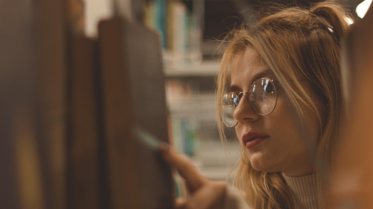 Молодежь и студенты Самары чаще других посещают библиотеки Регулярно посещают библиотеки 16% самарцев